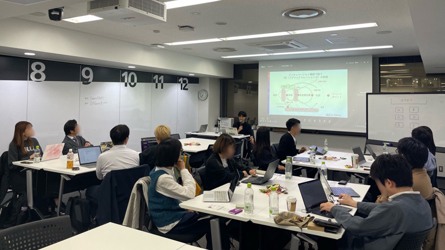 加藤 翼 氏登壇(講義 PR マネジメント)の様子