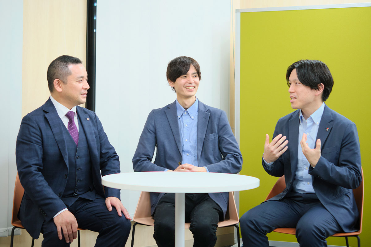 今後について語り合う三者