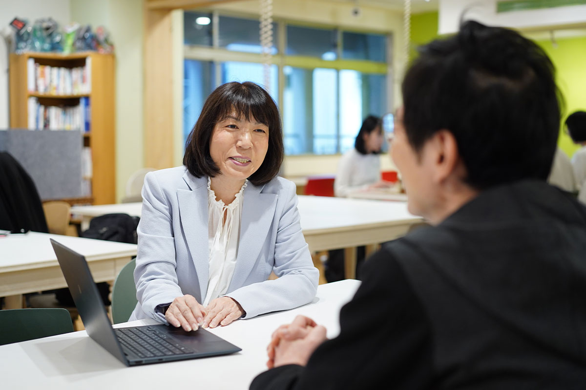 森下氏が起業家の相談に乗る様子