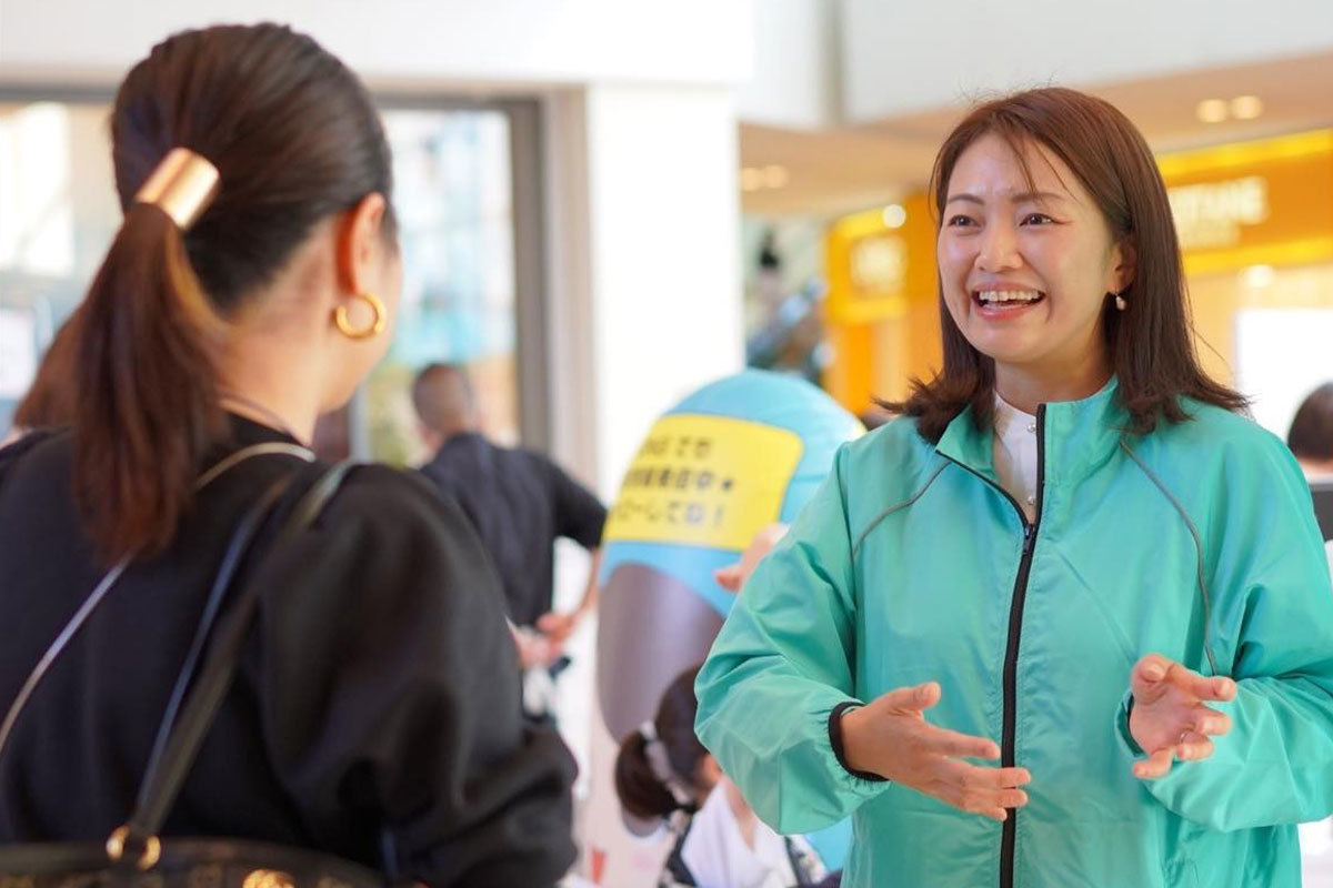 藤井氏が女性と話す様子