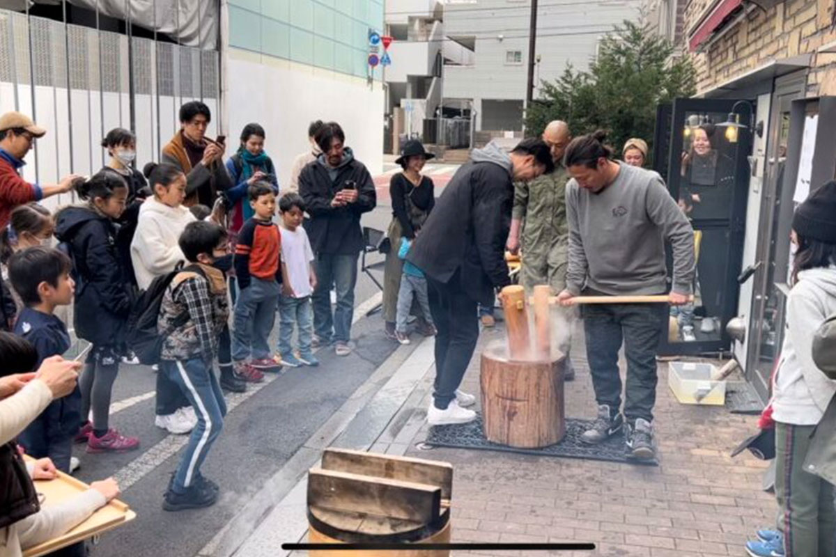 子供や大人が餅つきをする様子