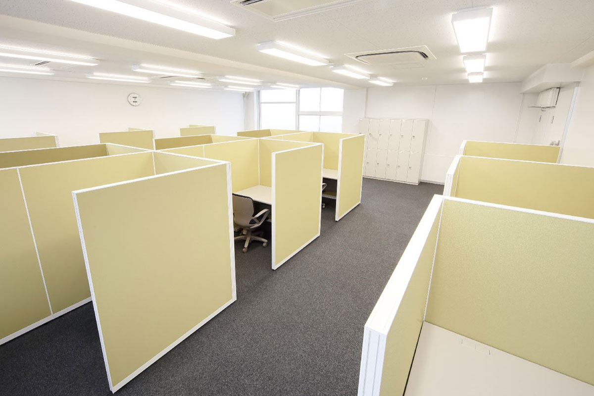 12ブースあるシェアードオフィス