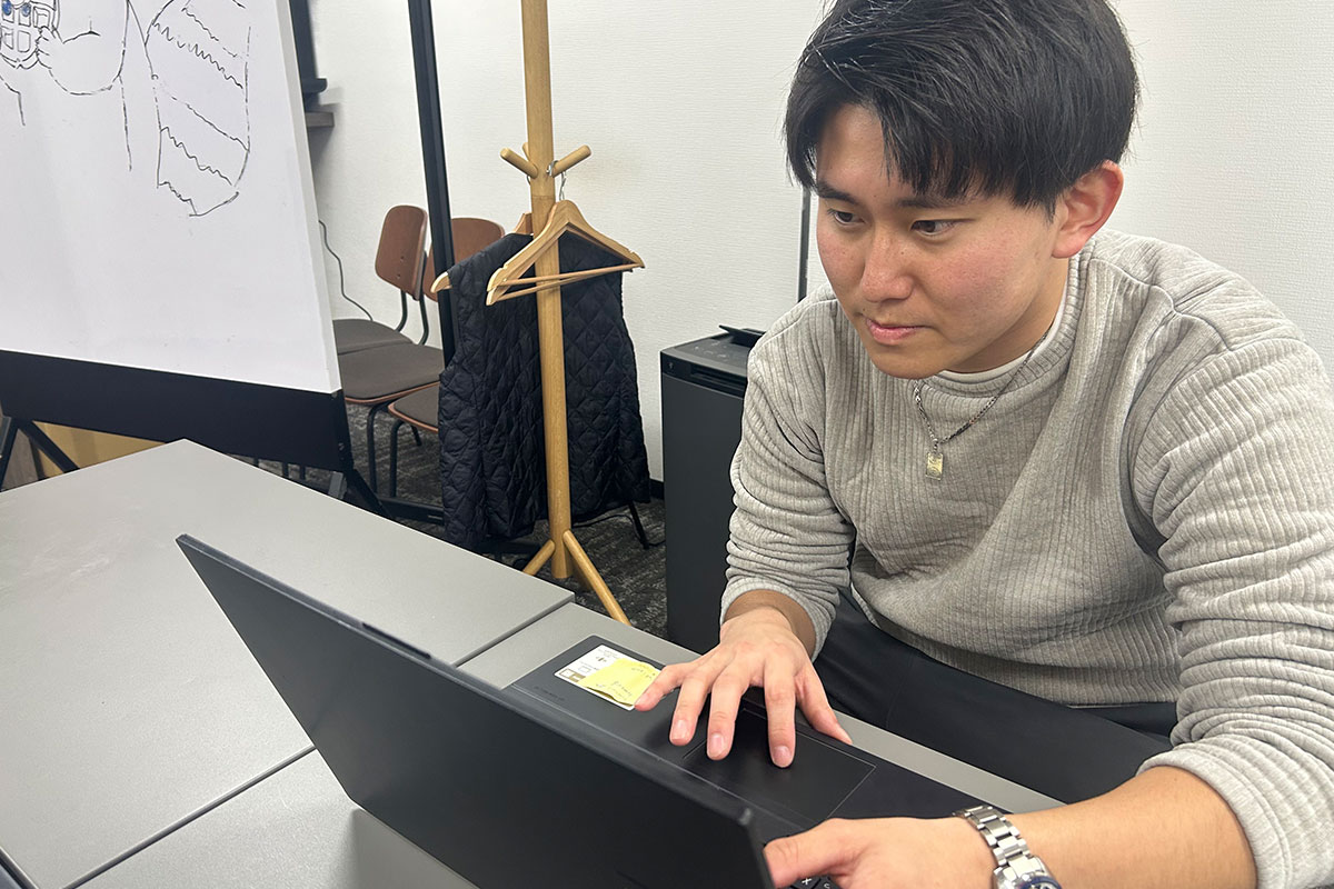 パソコンに向かう羽鳥氏