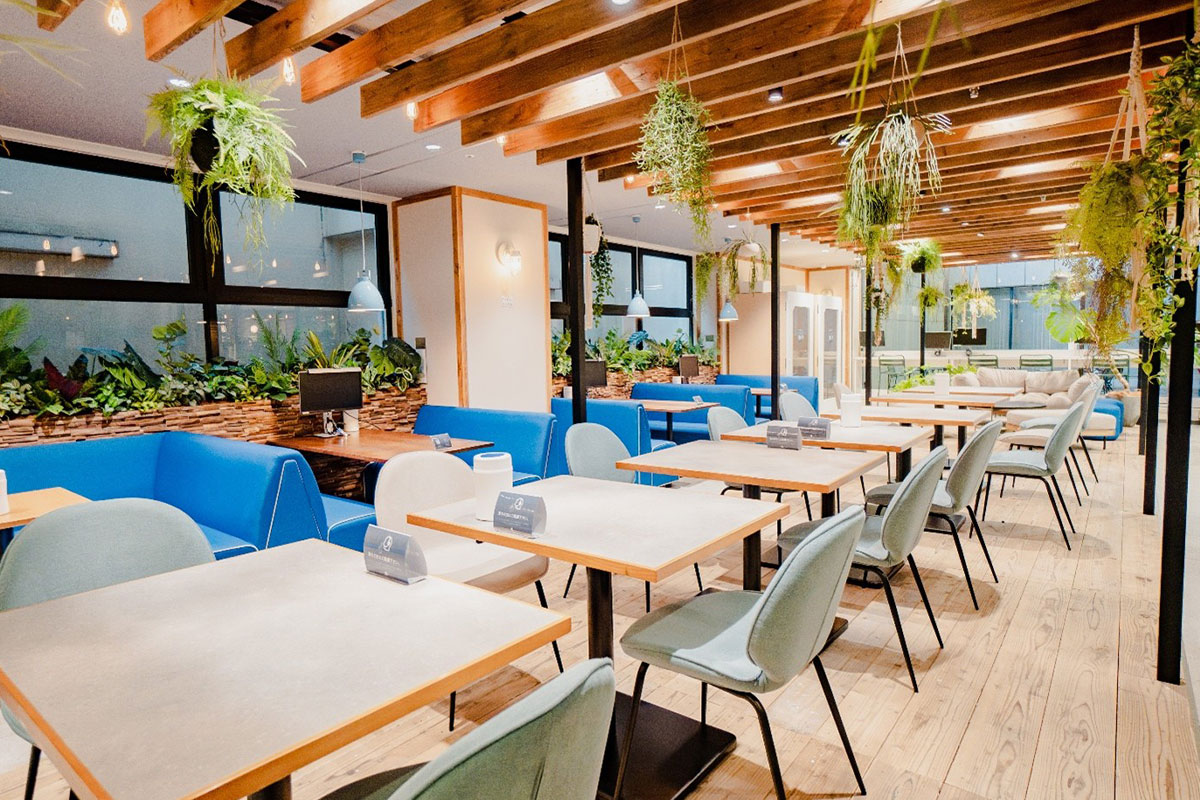 ビーチをイメージした施設内観