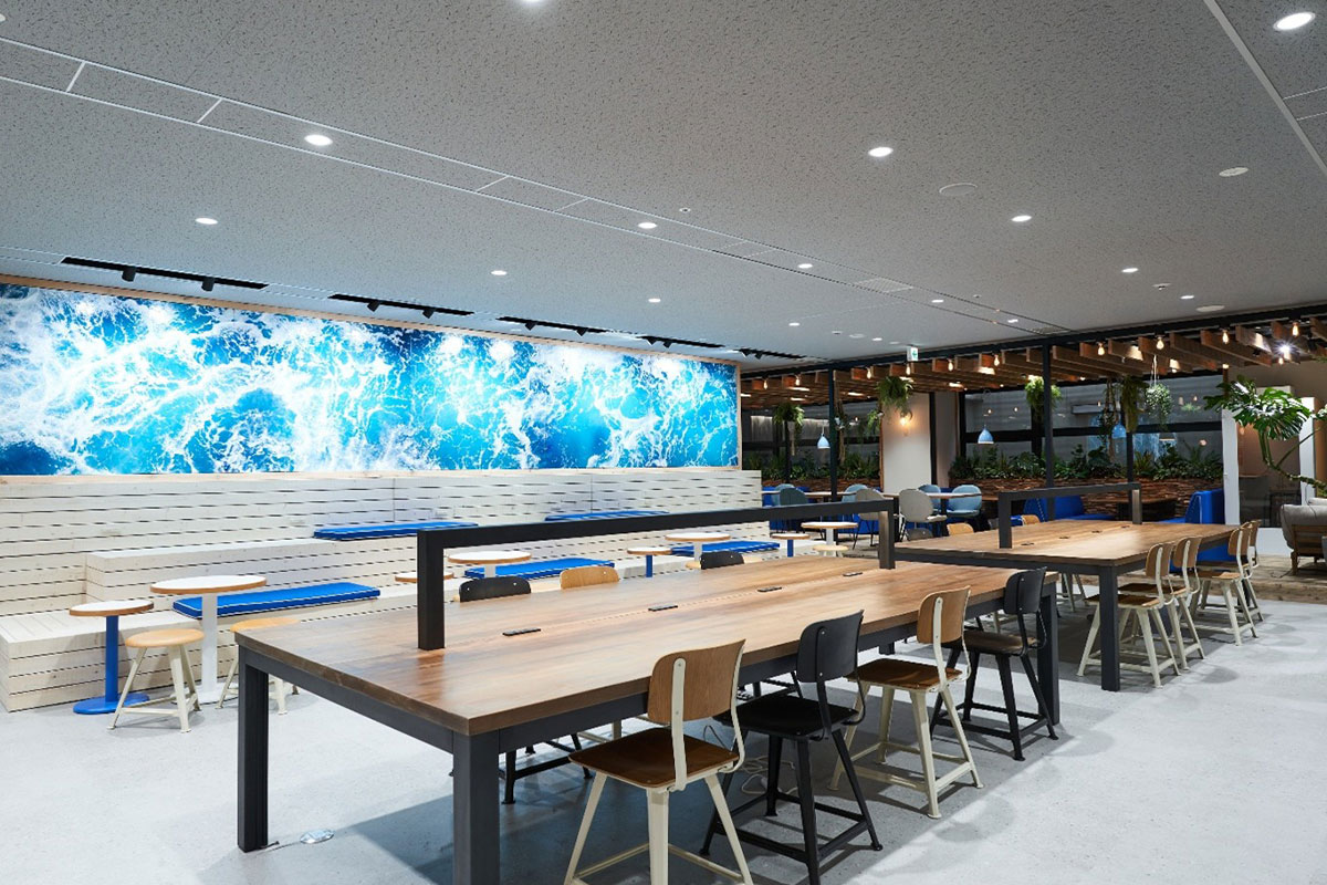 ブルーと木材を基調にしたリラックスできる空間