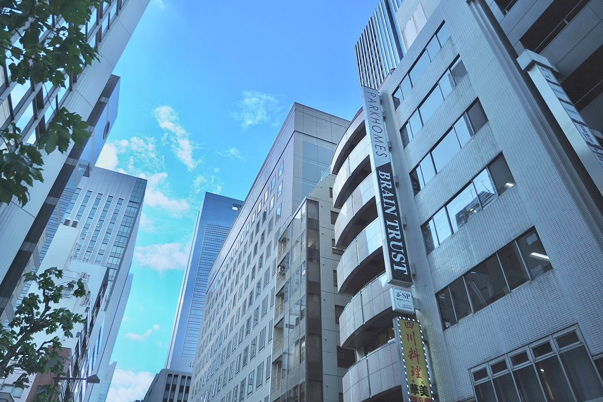 施設外観、東京駅と八重洲ミッドタウンのすぐそば