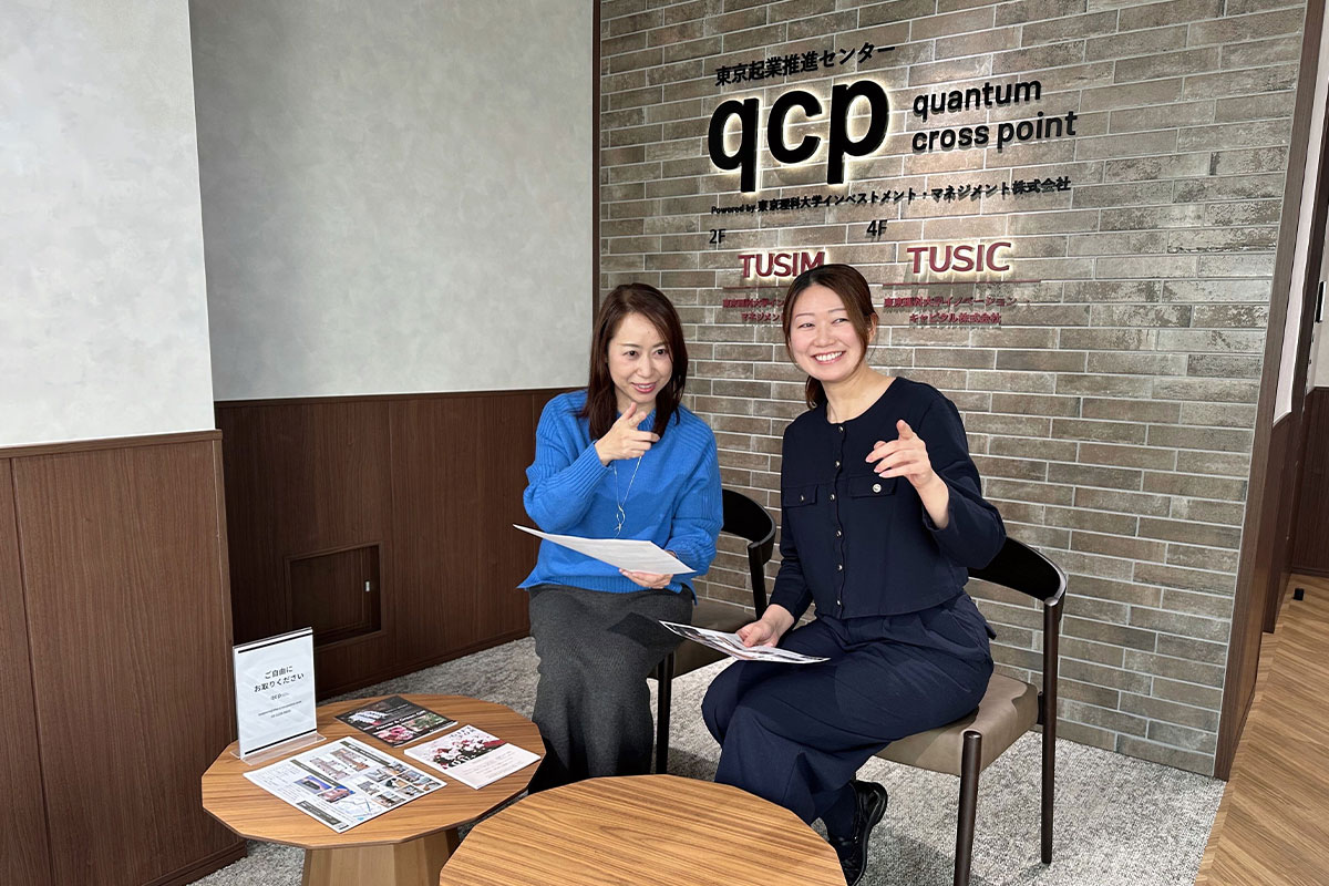 仕事中の齋藤氏