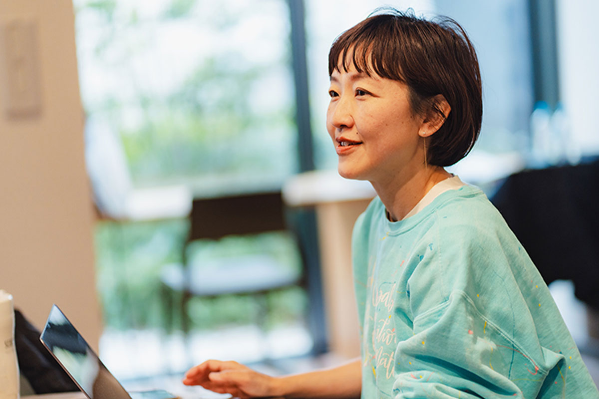 入居者とコミュニケーションを取る奥澤氏