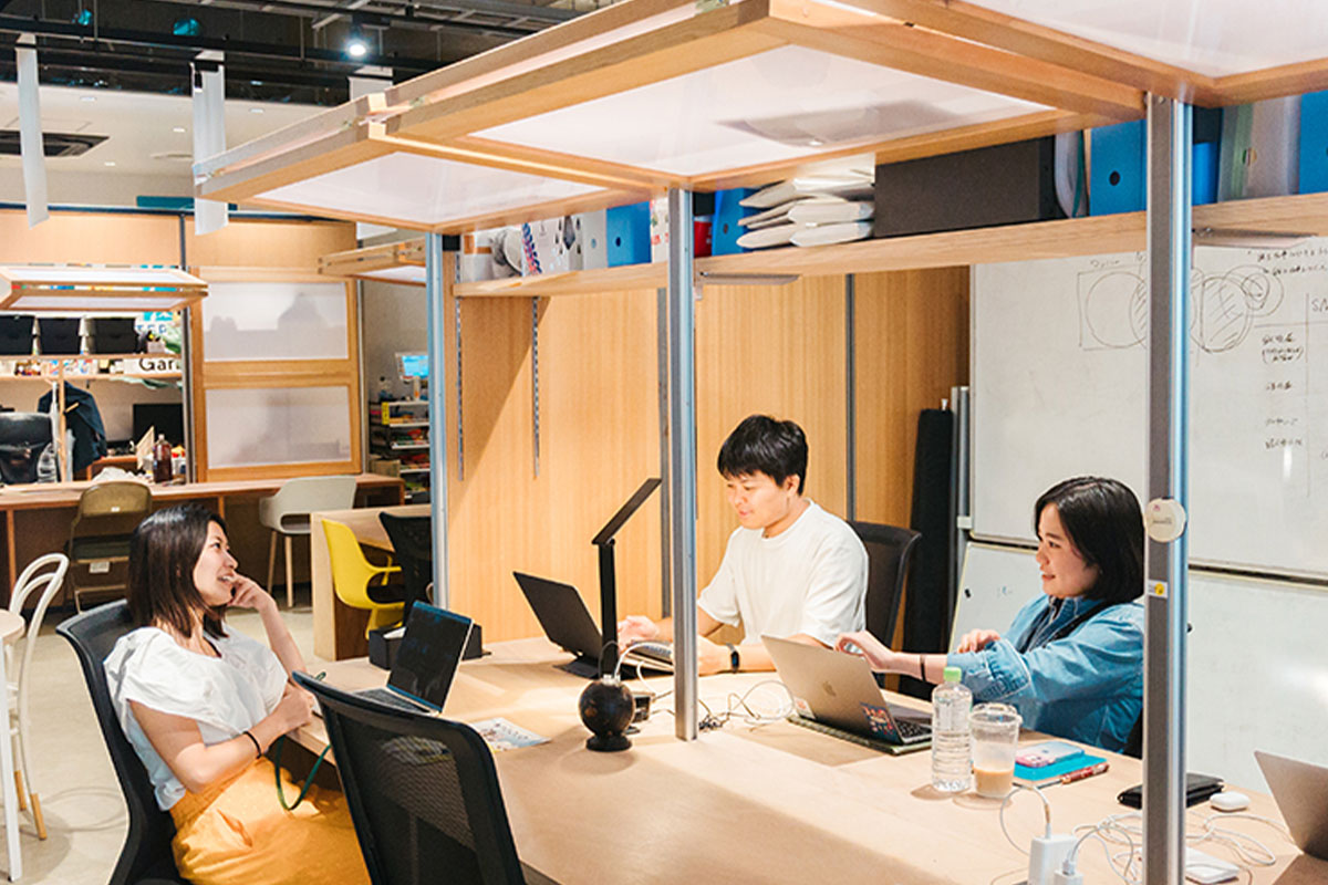 跳ね上げ式で開く窓のある個室