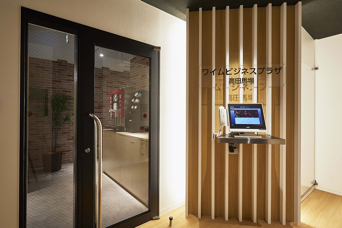 施設のエントランス