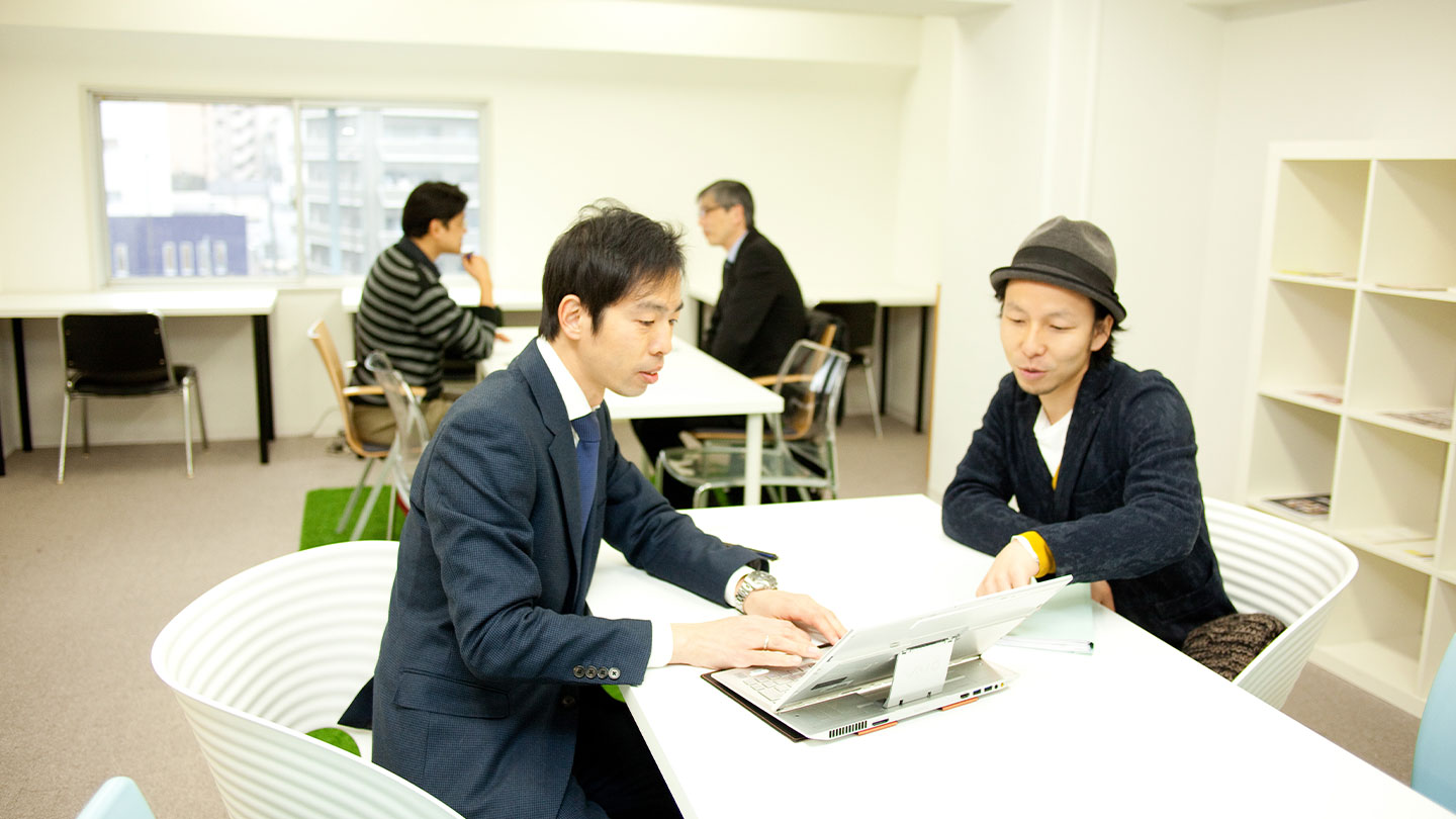 ベンチャーステージ上野 施設内でのミーティング風景